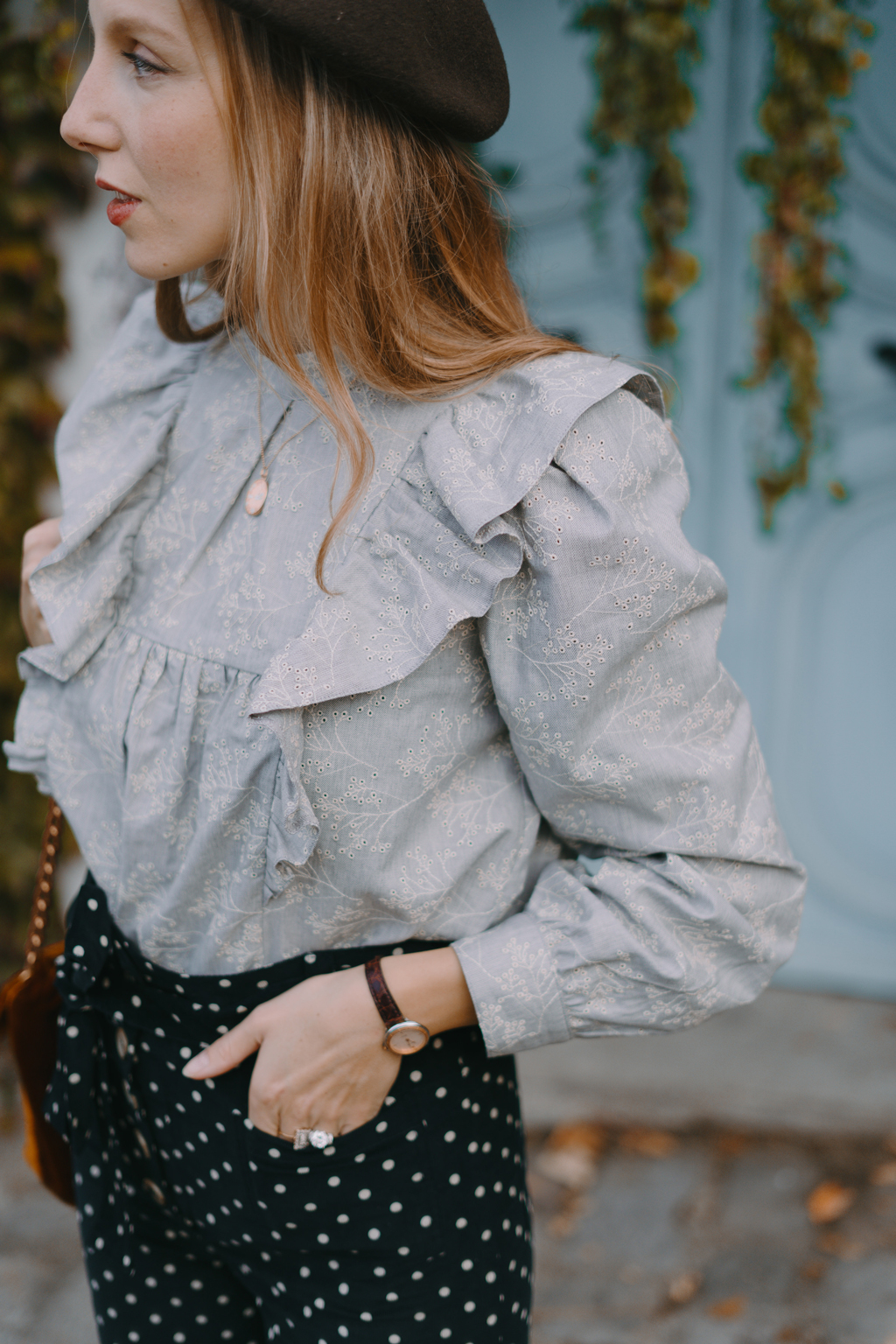 Blouse brodée à volants romantique grise 4
