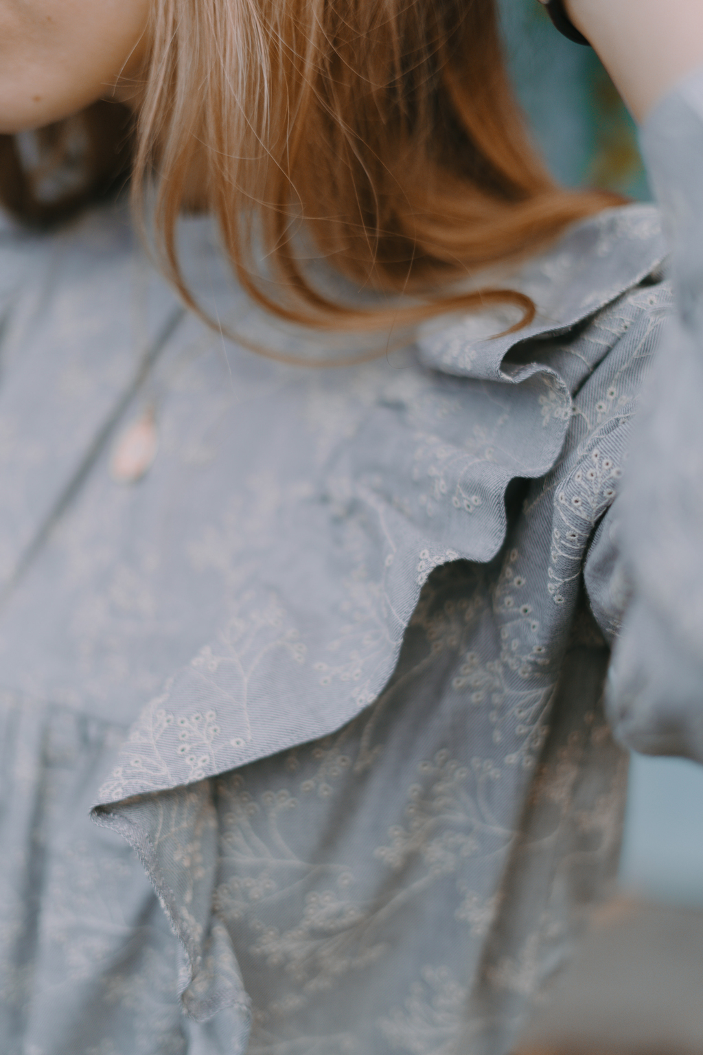 Blouse brodée à volants romantique grise 5