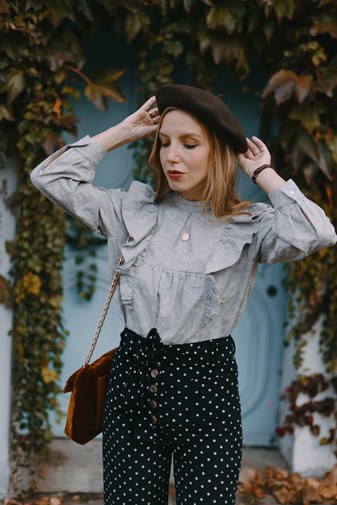 Blouse brodée à volants romantique grise