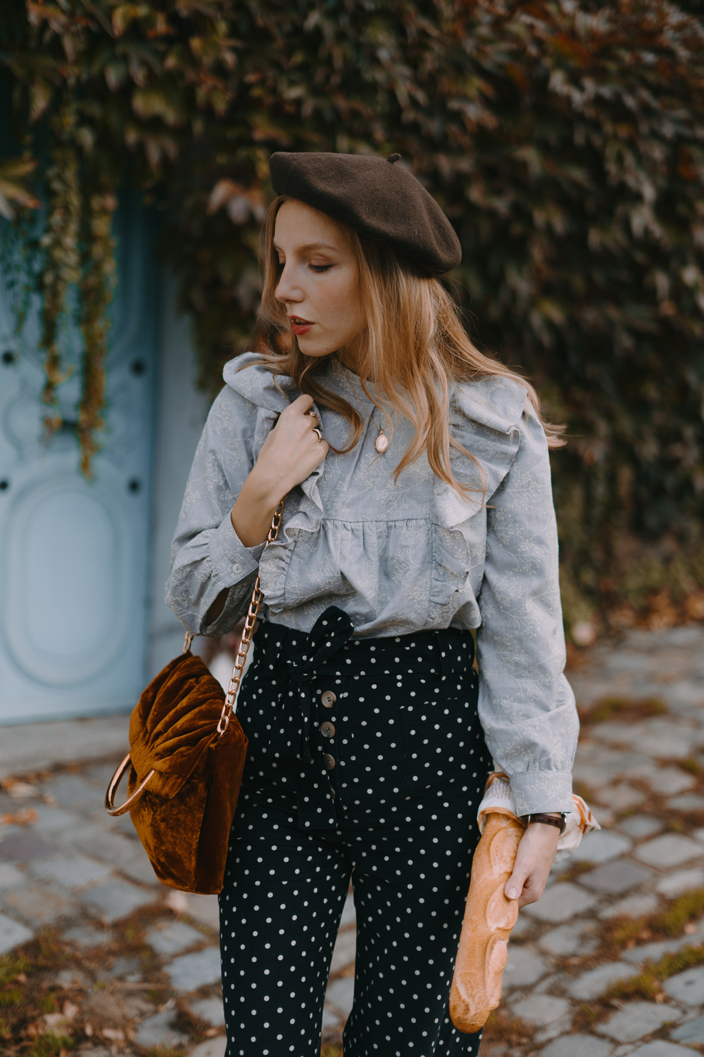 Blouse brodée à volants romantique grise 7