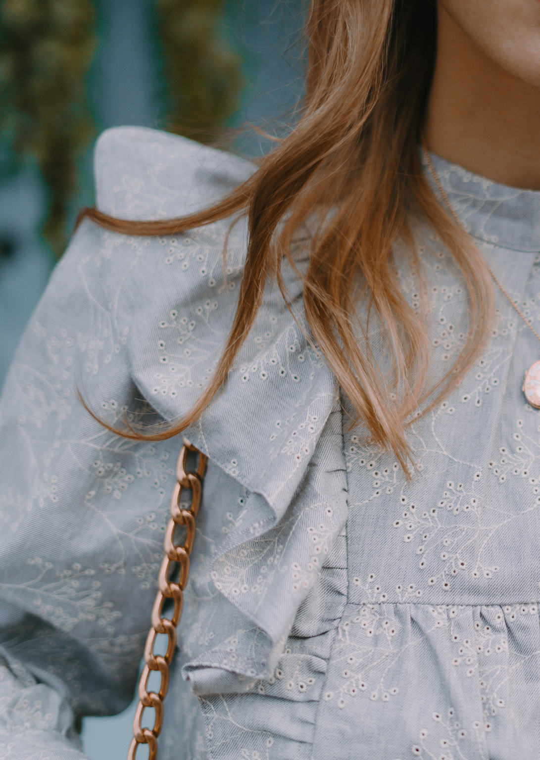 Blouse brodée à volants romantique grise 8