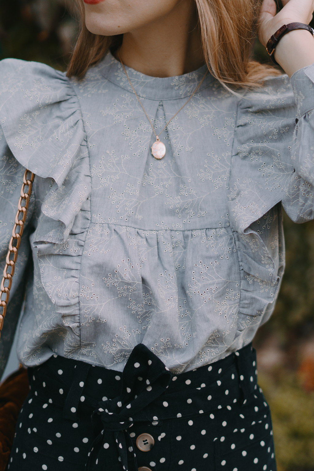 Blouse brodée à volants romantique grise 9