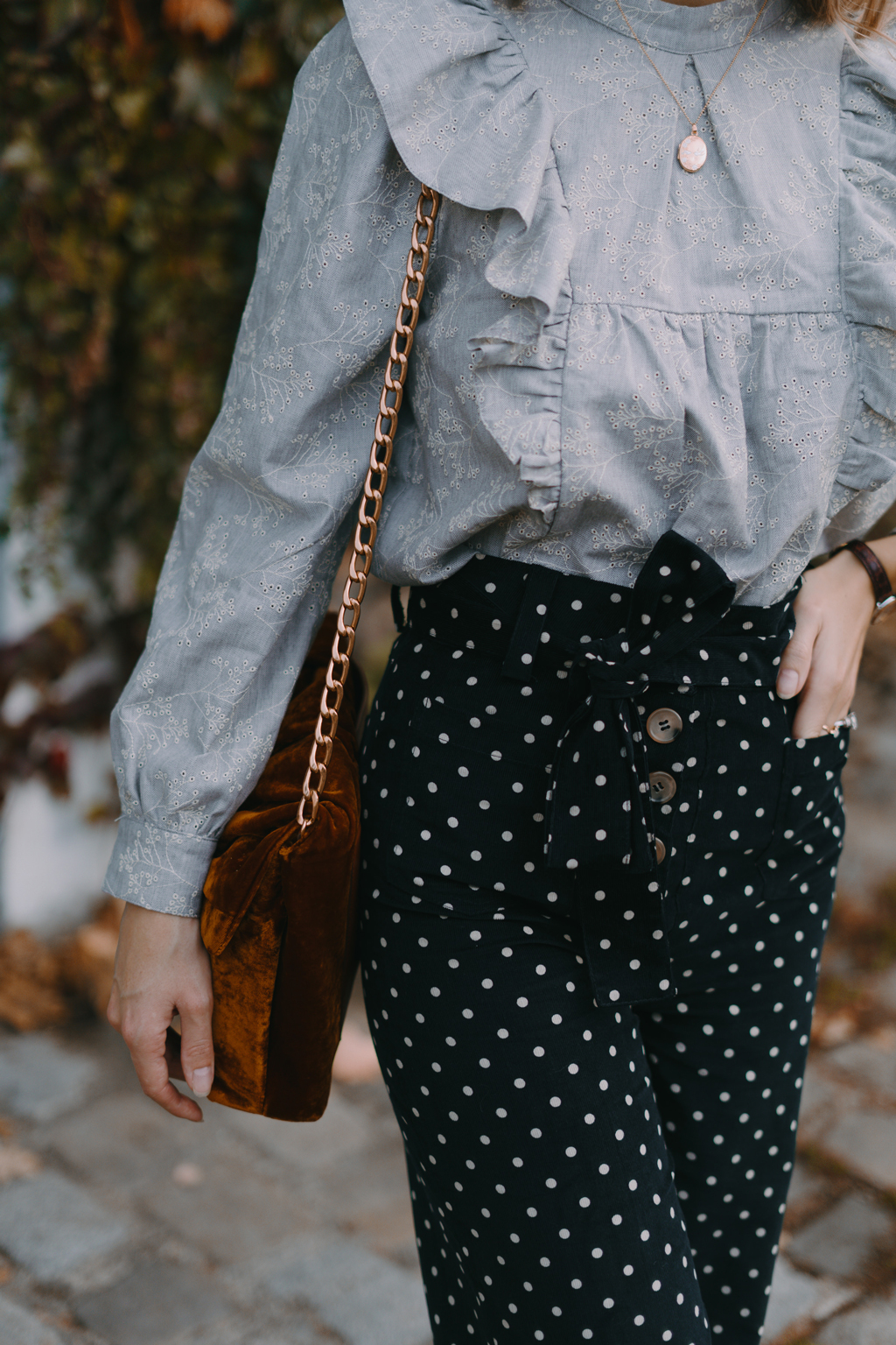 Blouse brodée à volants romantique grise 10