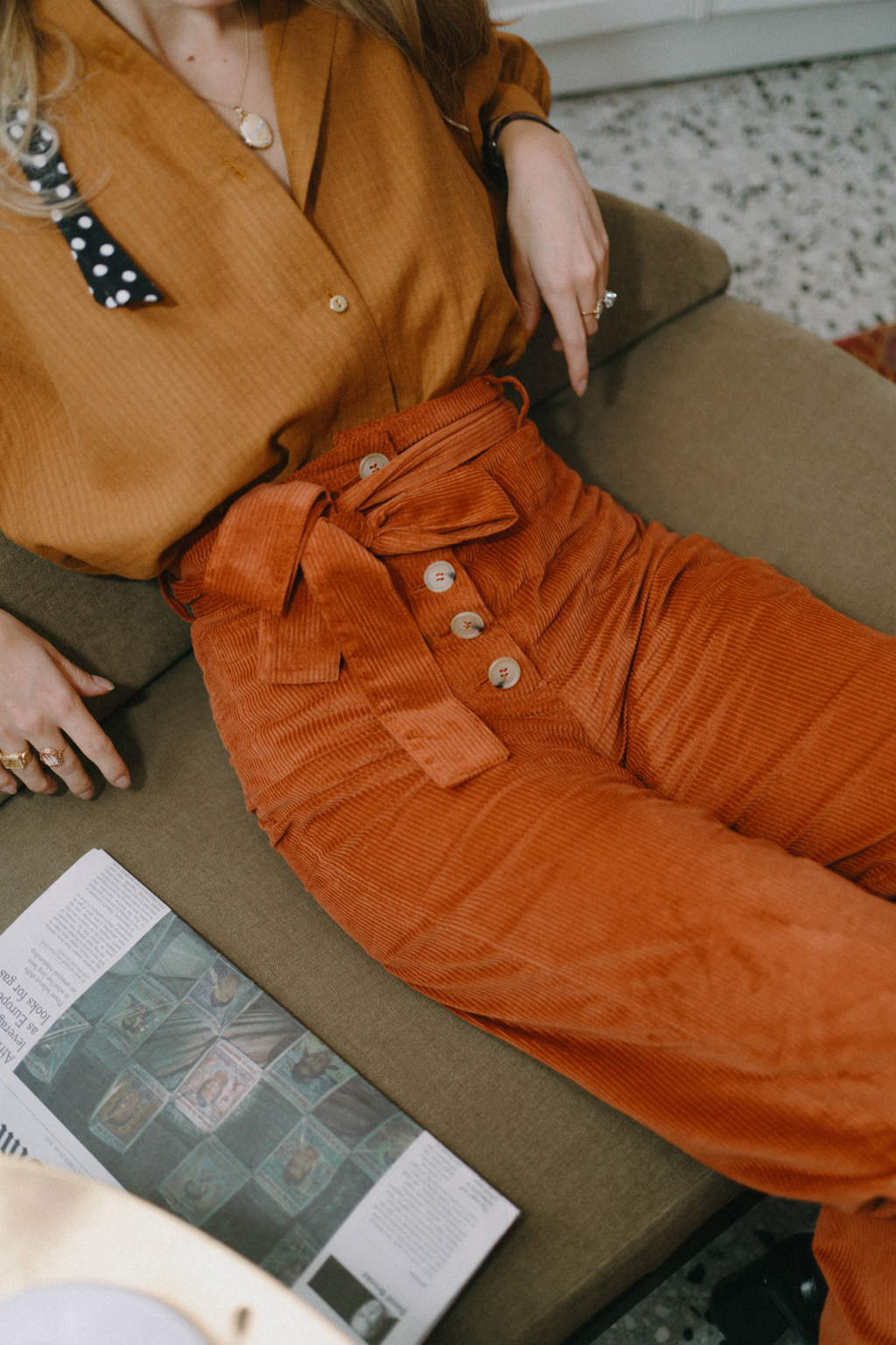 Pantalon taille haute en velours côtelé brandy ceinturé 2