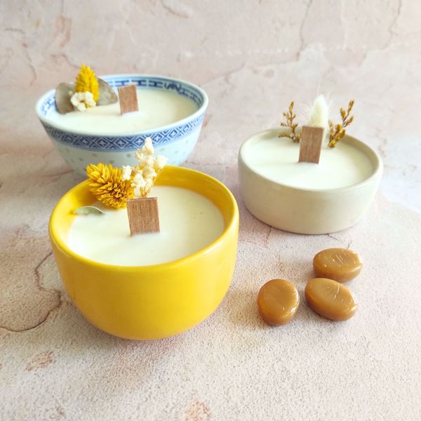 Bougie fleurie parfumée caramel en cire végétale 3