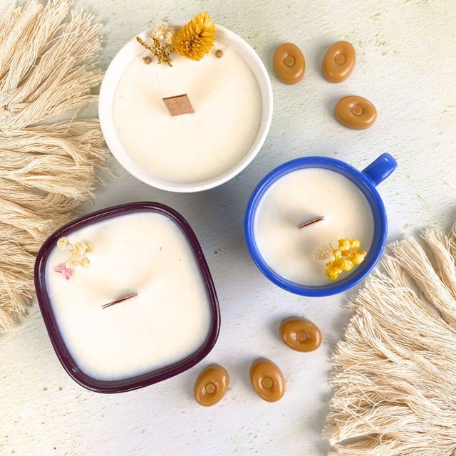 Bougie fleurie parfumée caramel en cire végétale 2