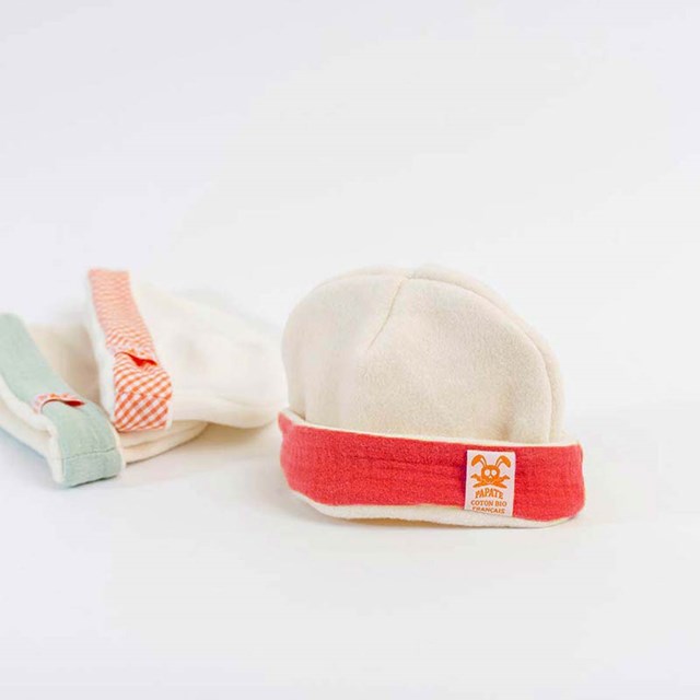 Bonnet de Naissance en Coton Bio Blanc et Fraise 5