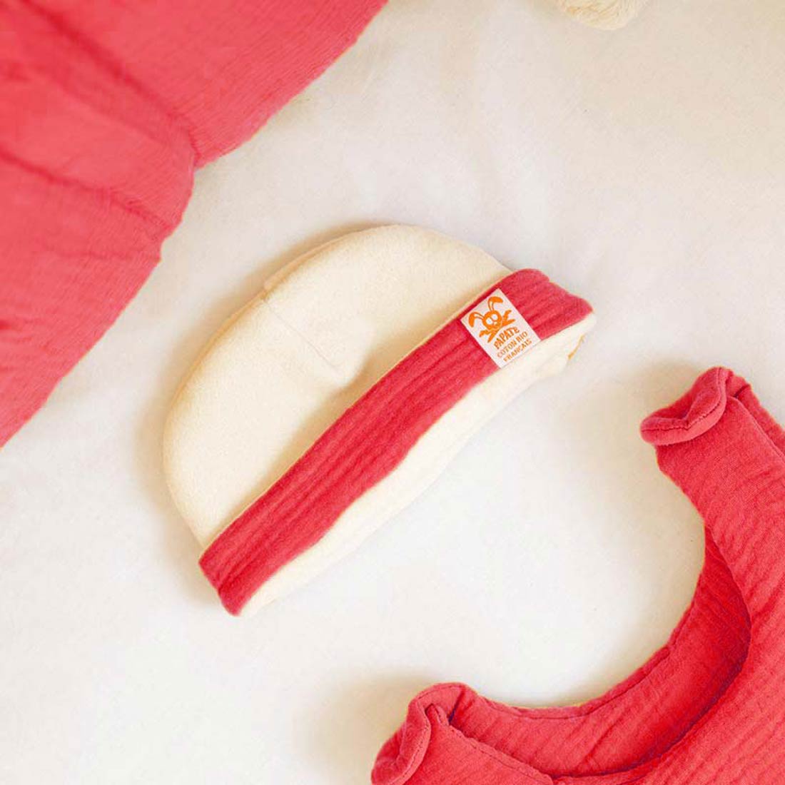 Bonnet de Naissance en Coton Bio Blanc et Fraise 4