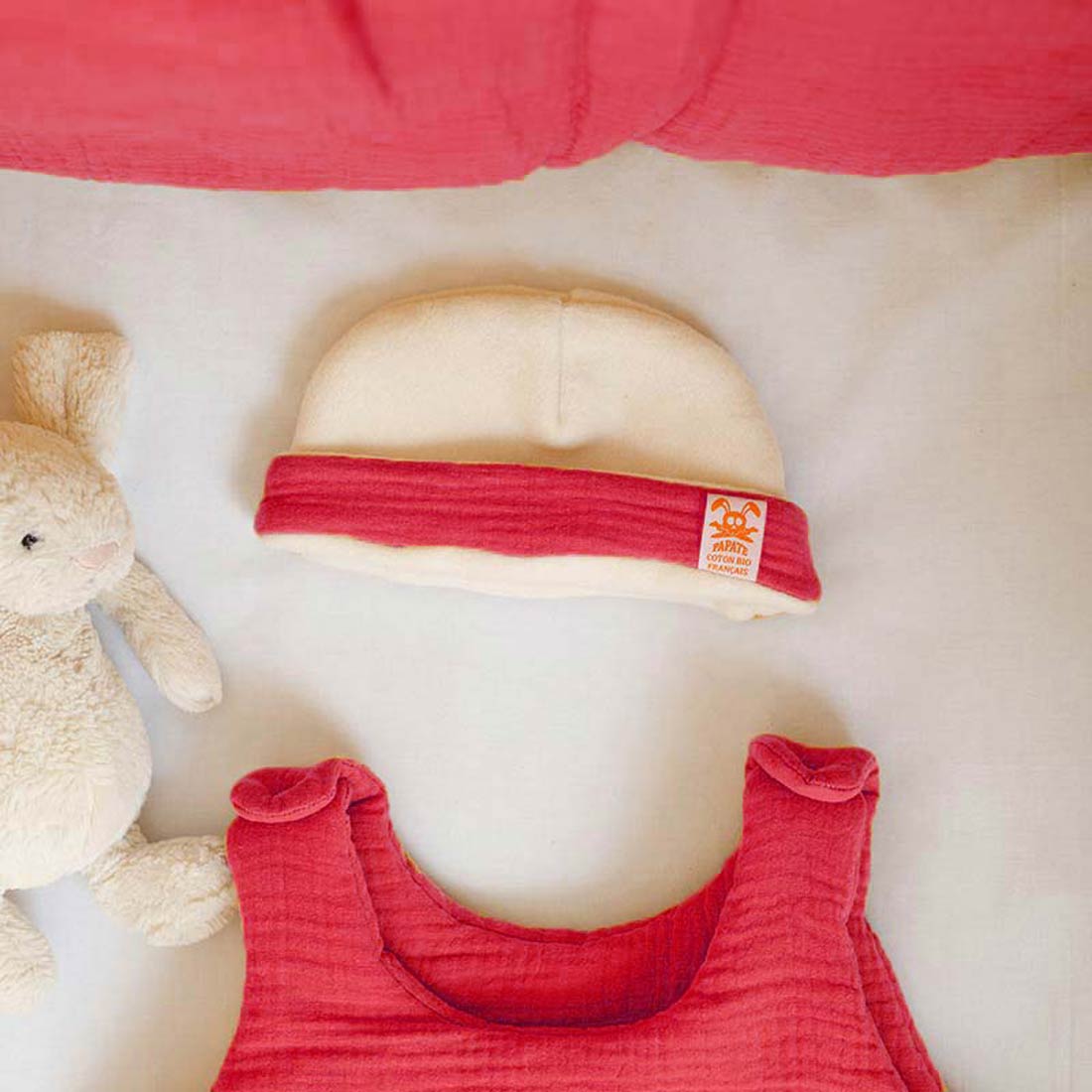 Bonnet de Naissance en Coton Bio Blanc et Fraise 3