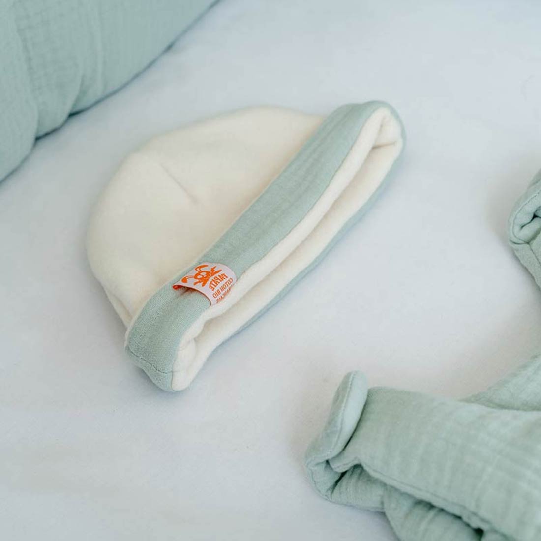 Bonnet de Naissance en Coton Bio Blanc et Vert 3