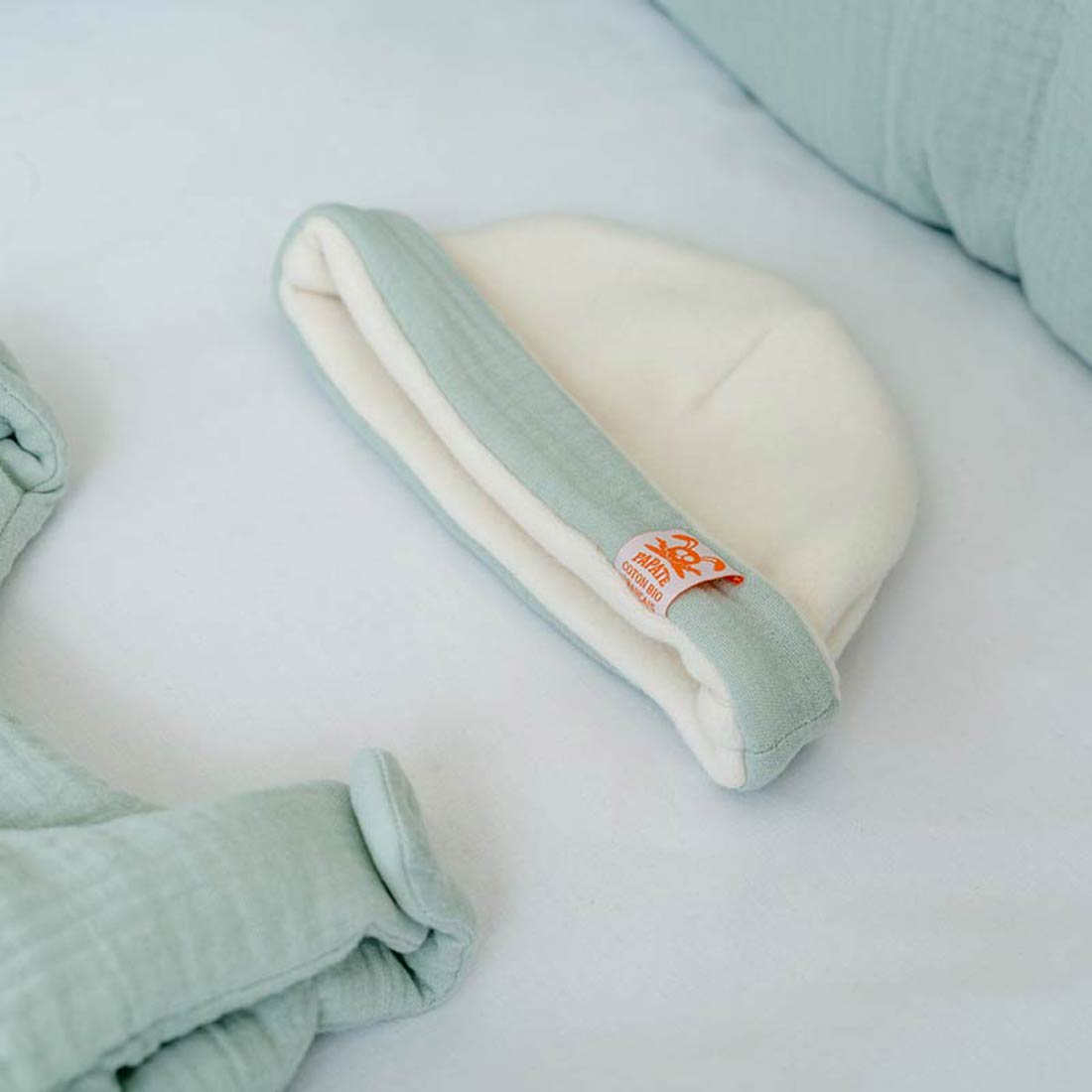 Bonnet de Naissance en Coton Bio Blanc et Vert 5