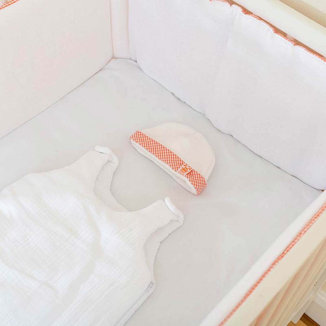 Bonnet de Naissance en Coton Bio Blanc et Vichy 7