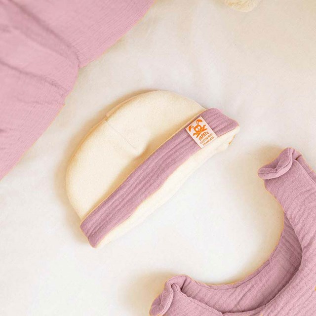 Bonnet de Naissance en Coton Bio Blanc et Rose 3