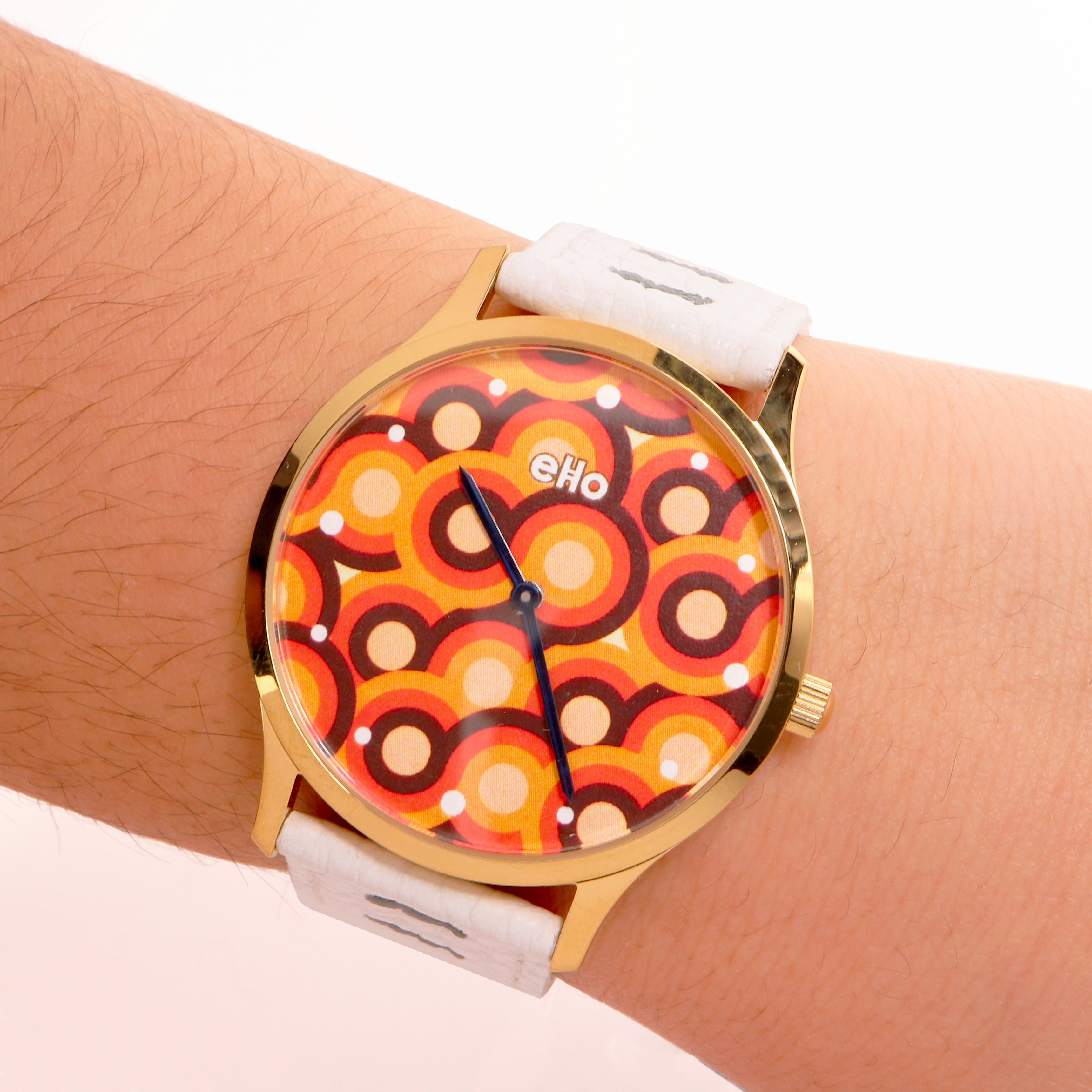 Montre Sixties Blanche Rondeur Portée