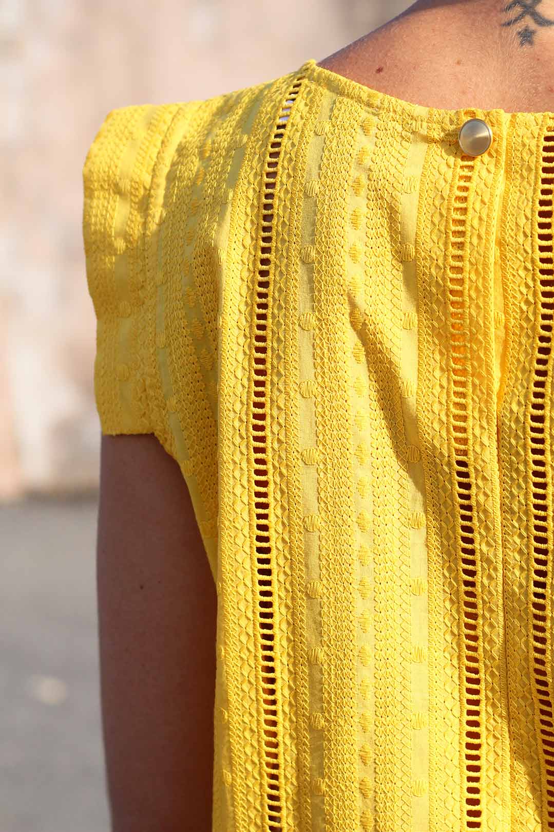 Top Hélène droit en coton moutarde avec détails épaules 4