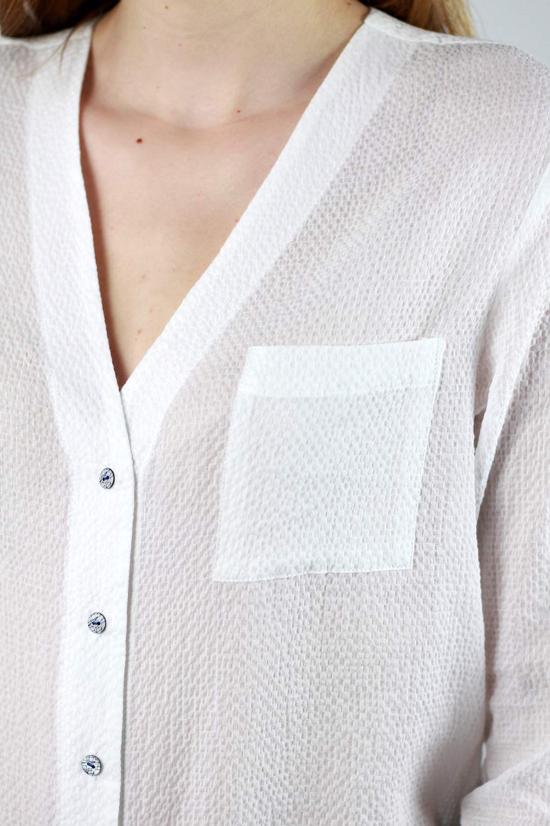 Chemise Stéphanie droite, col V en coton gaufré blanc 4