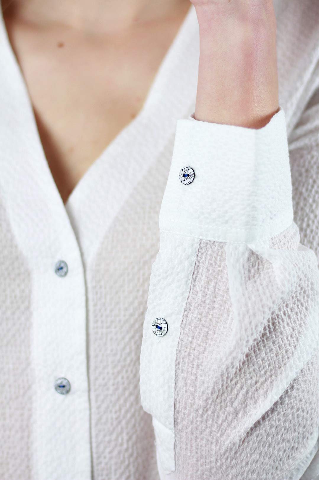 Chemise Stéphanie droite, col V en coton gaufré blanc 5