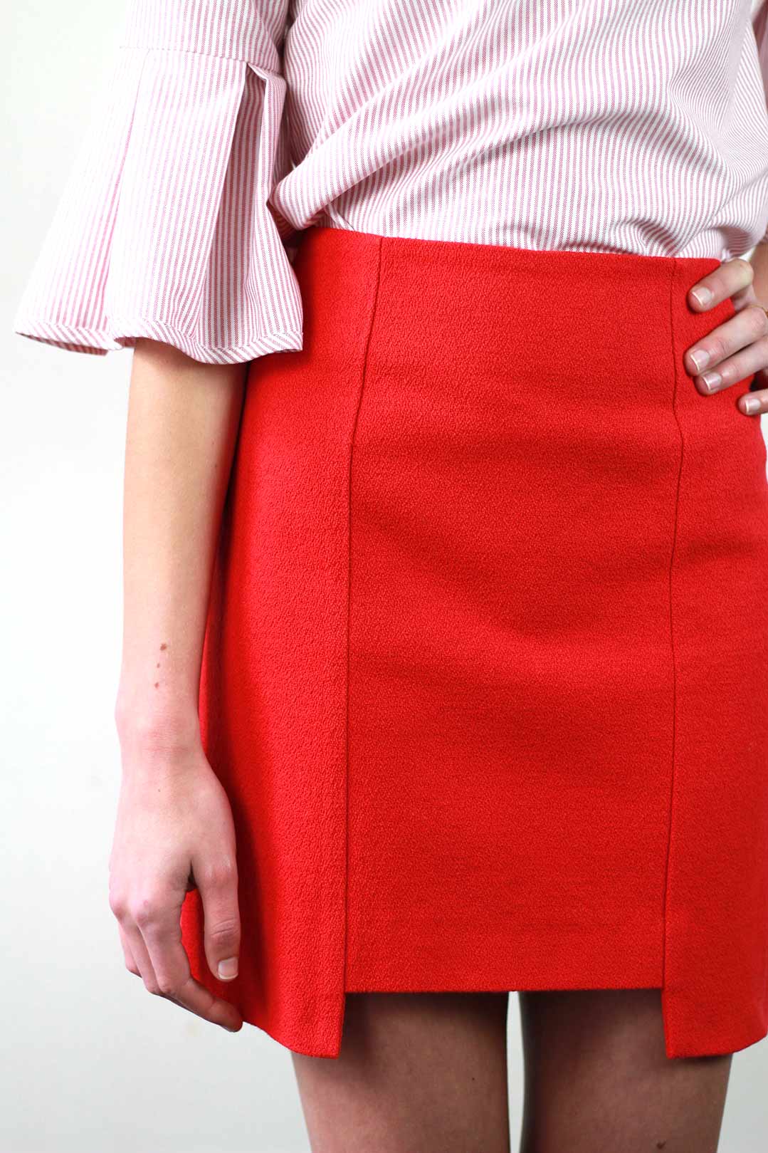 Jupe Emilie droite avec détails de coupe en coton rouge 4